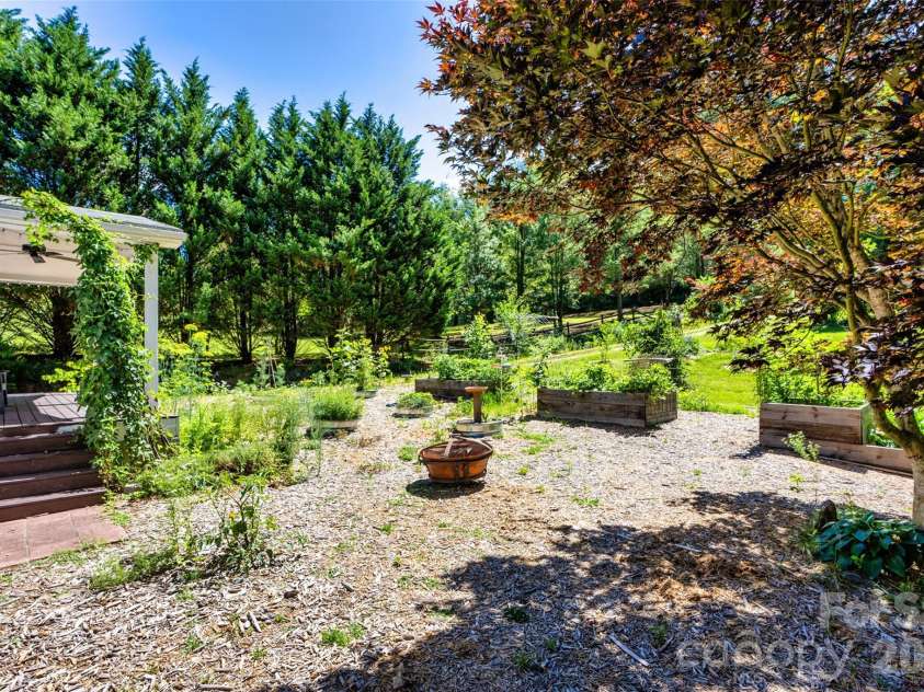 435 McMinn Road, Hendersonville, NC 28792.  MLS# CAR4386081, YatesRealty ID 32554. 