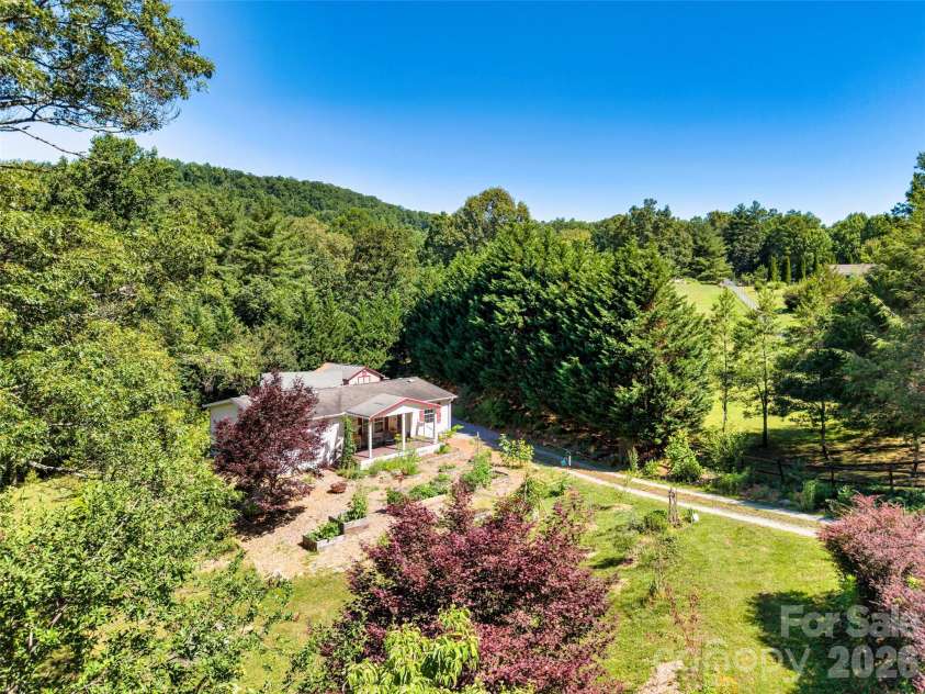 435 McMinn Road, Hendersonville, NC 28792.  MLS# CAR4386081, YatesRealty ID 32554. 