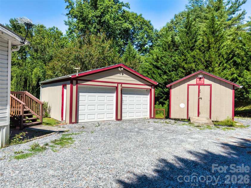 435 McMinn Road, Hendersonville, NC 28792.  MLS# CAR4386081, YatesRealty ID 32554. 