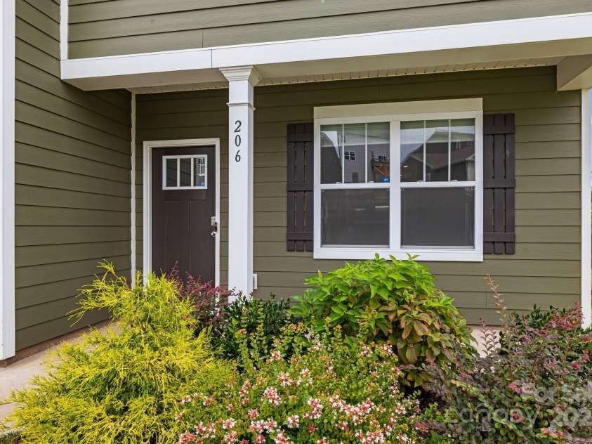 206 Marathon Lane, Candler, NC 28715.  MLS# CAR4289314, YatesRealty ID 32558. 