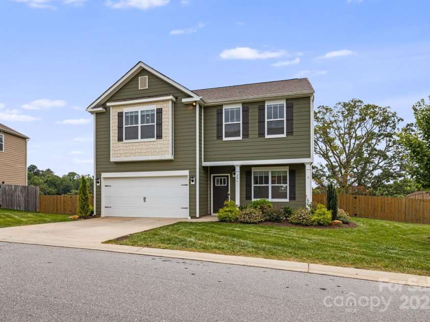 206 Marathon Lane, Candler, NC 28715.  MLS# CAR4289314, YatesRealty ID 32558. 