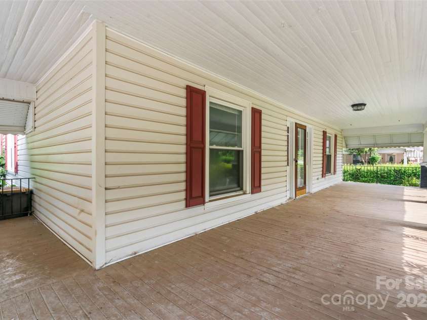 2407 Main Street, Kannapolis, NC 28081.  MLS# CAR4288336, YatesRealty ID 32559. 