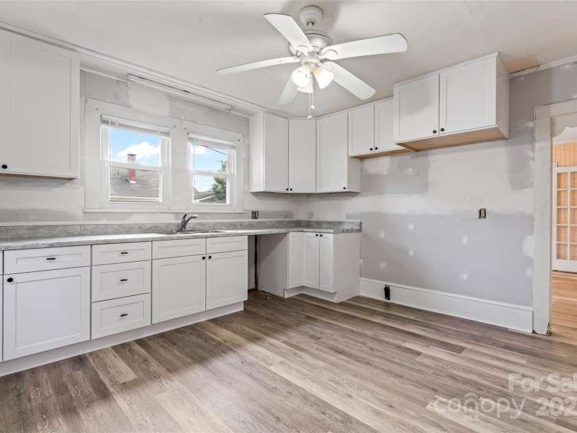 2407 Main Street, Kannapolis, NC 28081.  MLS# CAR4288336, YatesRealty ID 32559. 