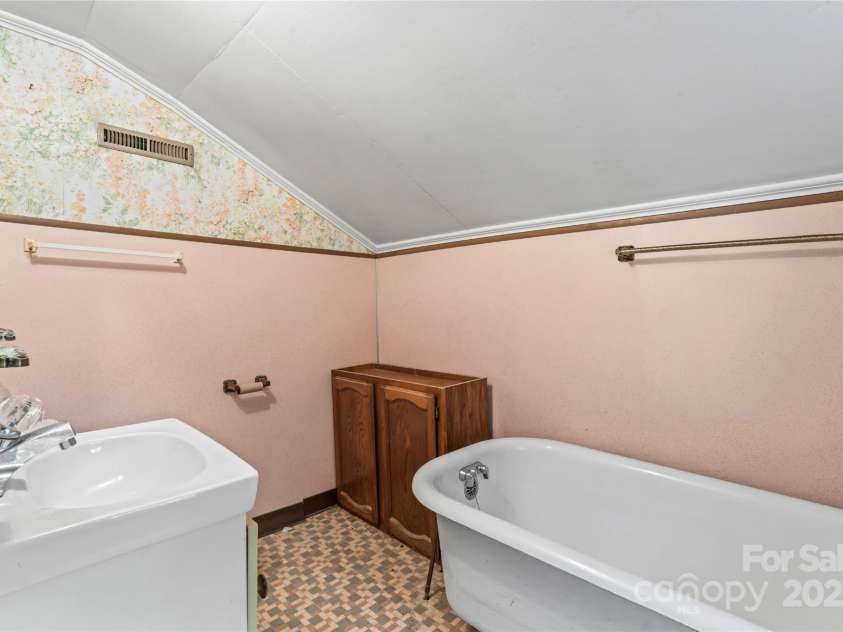 2407 Main Street, Kannapolis, NC 28081.  MLS# CAR4288336, YatesRealty ID 32559. 