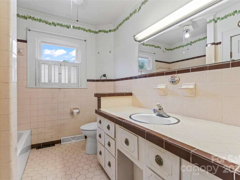 2407 Main Street, Kannapolis, NC 28081.  MLS# CAR4288336, YatesRealty ID 32559. Full bath on main - could open up to bedroom if desired