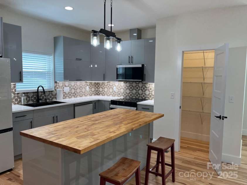 14 Blalock Avenue, Asheville, NC 28803.  MLS# CAR4288201, YatesRealty ID 32561. 