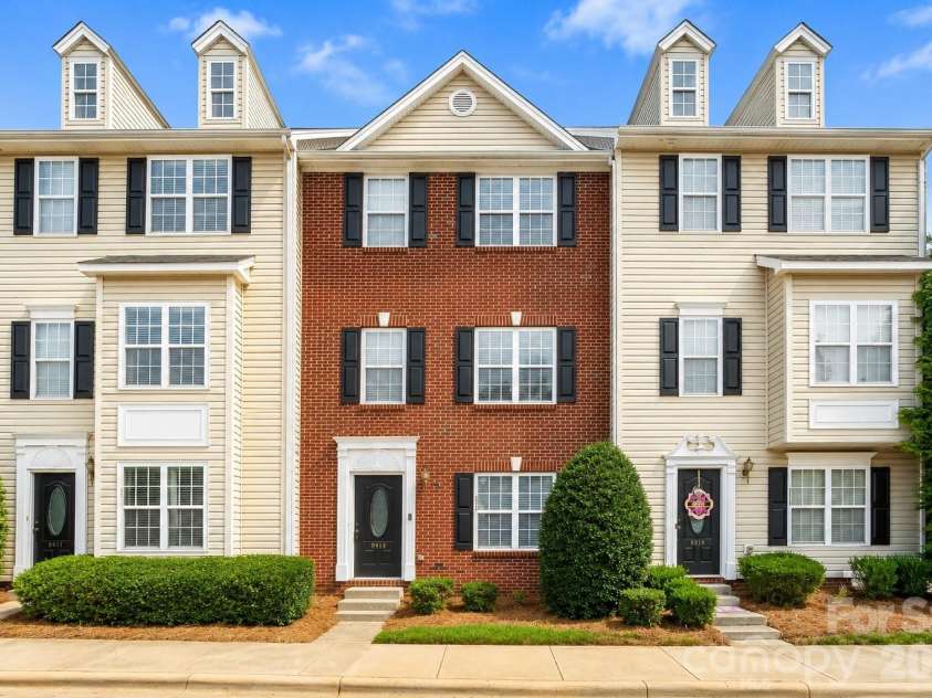9815 Treeside Lane, Matthews, NC 28105.  MLS# CAR4395672, YatesRealty ID 32563. Front
