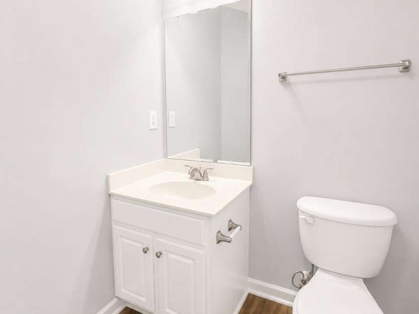 9815 Treeside Lane, Matthews, NC 28105.  MLS# CAR4395672, YatesRealty ID 32563. Full Bath