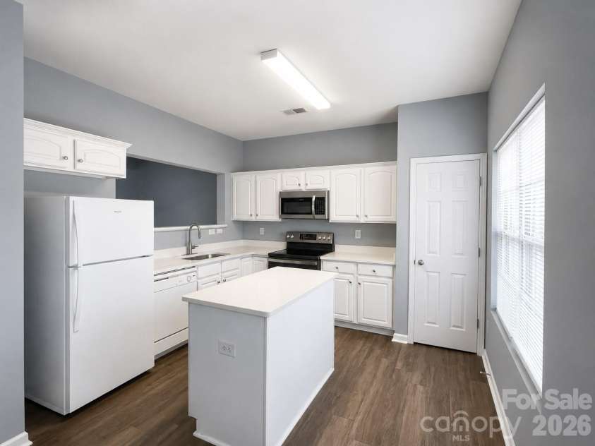 9815 Treeside Lane, Matthews, NC 28105.  MLS# CAR4395672, YatesRealty ID 32563. Kitchen