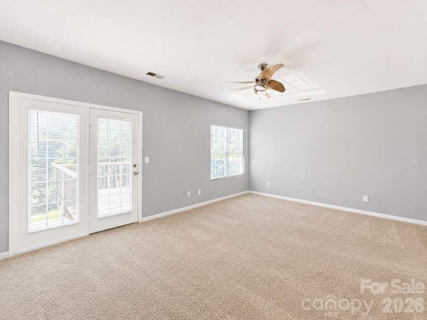 9815 Treeside Lane, Matthews, NC 28105.  MLS# CAR4395672, YatesRealty ID 32563. Living Room