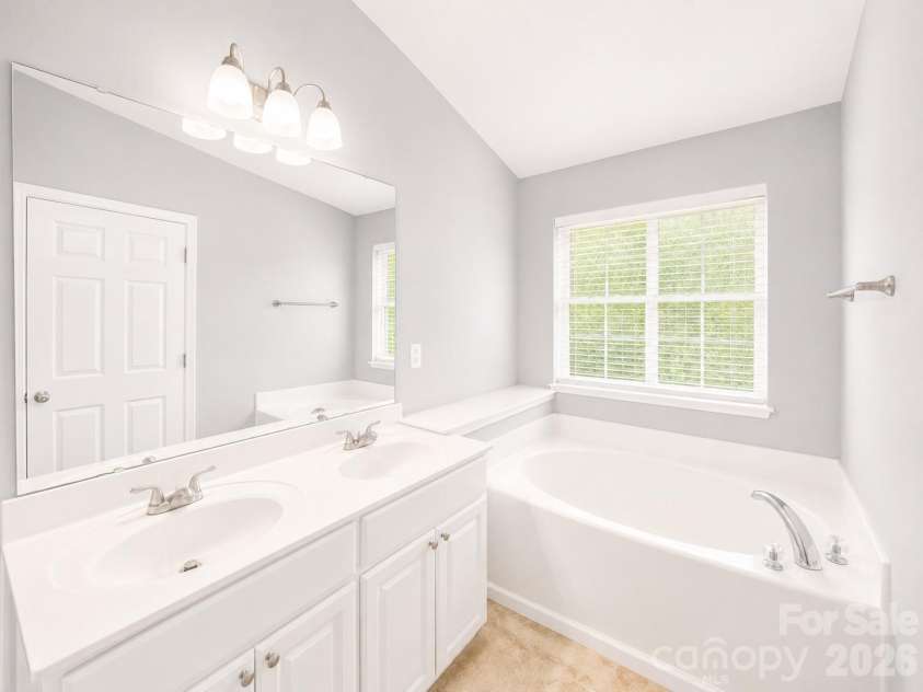9815 Treeside Lane, Matthews, NC 28105.  MLS# CAR4395672, YatesRealty ID 32563. Owner Bath