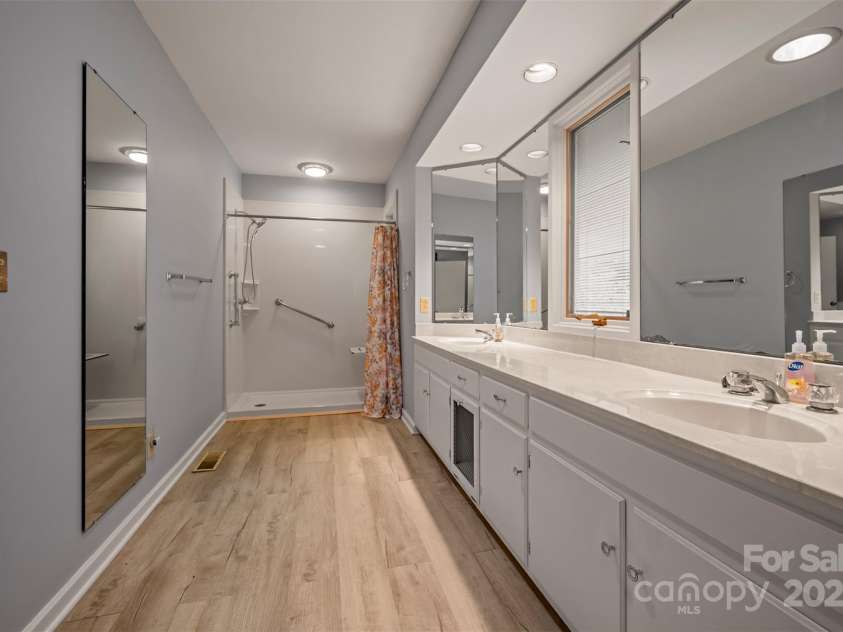 106 Blue Bird Lane, Tryon, NC 28782.  MLS# CAR4291454, YatesRealty ID 32566. 