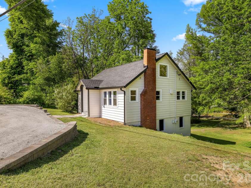 523 Harrison Avenue, Franklin, NC 28734.  MLS# CAR4396219, YatesRealty ID 32566. 