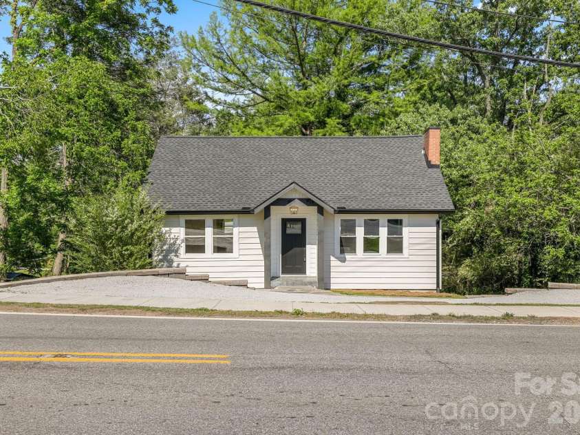523 Harrison Avenue, Franklin, NC 28734.  MLS# CAR4396219, YatesRealty ID 32566. 