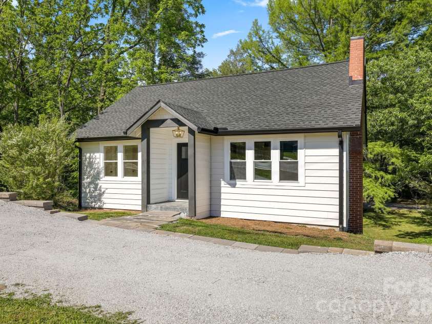 523 Harrison Avenue, Franklin, NC 28734.  MLS# CAR4396219, YatesRealty ID 32566. 