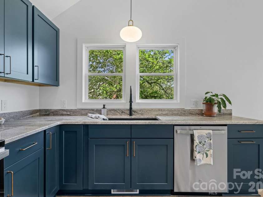 523 Harrison Avenue, Franklin, NC 28734.  MLS# CAR4396219, YatesRealty ID 32566. 