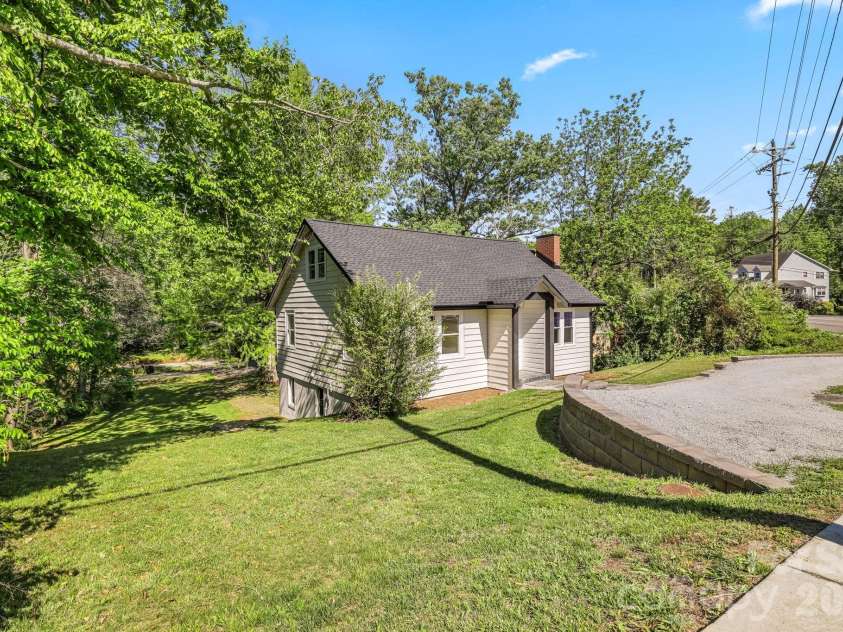 523 Harrison Avenue, Franklin, NC 28734.  MLS# CAR4396219, YatesRealty ID 32566. 