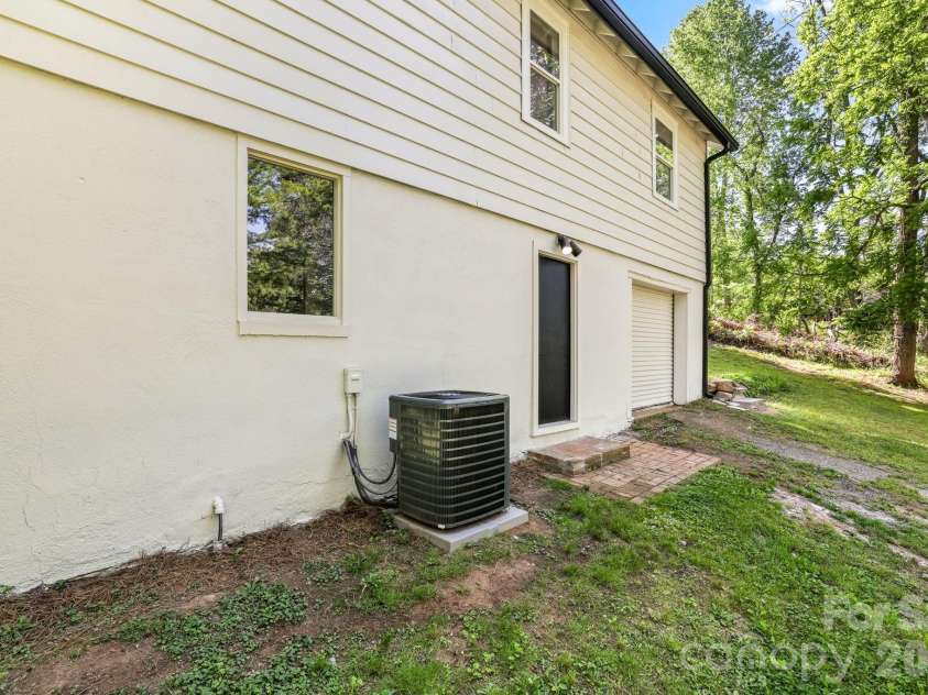 523 Harrison Avenue, Franklin, NC 28734.  MLS# CAR4396219, YatesRealty ID 32566. 