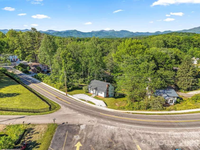 523 Harrison Avenue, Franklin, NC 28734.  MLS# CAR4396219, YatesRealty ID 32566. 