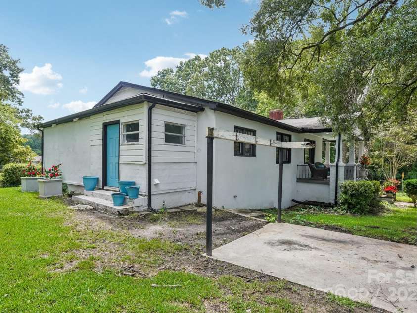 301 Lee Avenue, Bessemer City, NC 28016.  MLS# CAR4284850, YatesRealty ID 32567. 