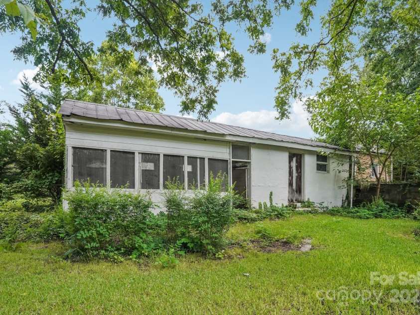 301 Lee Avenue, Bessemer City, NC 28016.  MLS# CAR4284850, YatesRealty ID 32567. 
