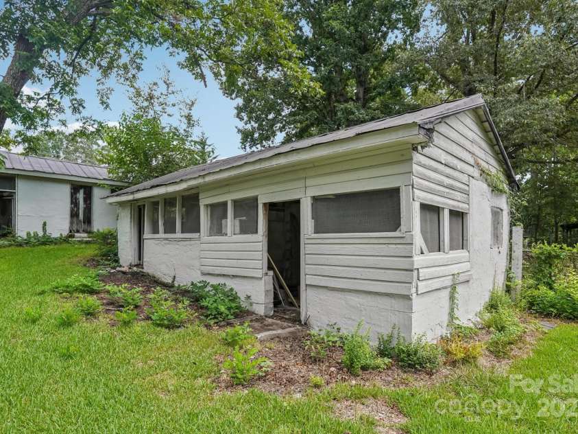 301 Lee Avenue, Bessemer City, NC 28016.  MLS# CAR4284850, YatesRealty ID 32567. 