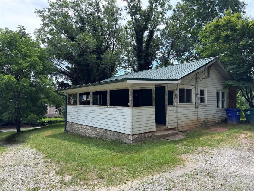 400 & 402 Sharon Road, Fairview, NC 28730.  MLS# CAR4397004, YatesRealty ID 32568. 