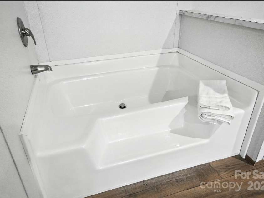 161 Crepe Myrtle Lane, Wadesboro, NC 28170.  MLS# CAR4278940, YatesRealty ID 32569. Garden Tub