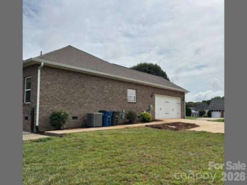 317 Thistle Lane, Statesville, NC 28625.  MLS# CAR4397038, YatesRealty ID 32569. 