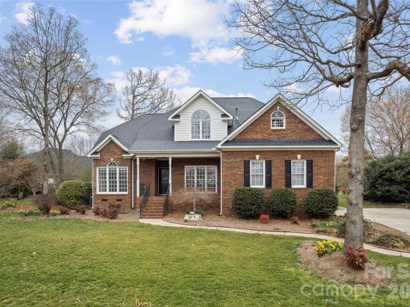 219 Falcon Ridge, Matthews, NC 28104.  MLS# CAR4352730, YatesRealty ID 3257. 