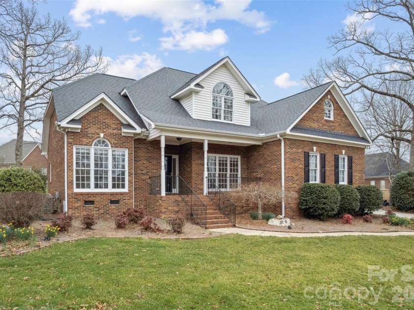 219 Falcon Ridge, Matthews, NC 28104.  MLS# CAR4352730, YatesRealty ID 3257. 