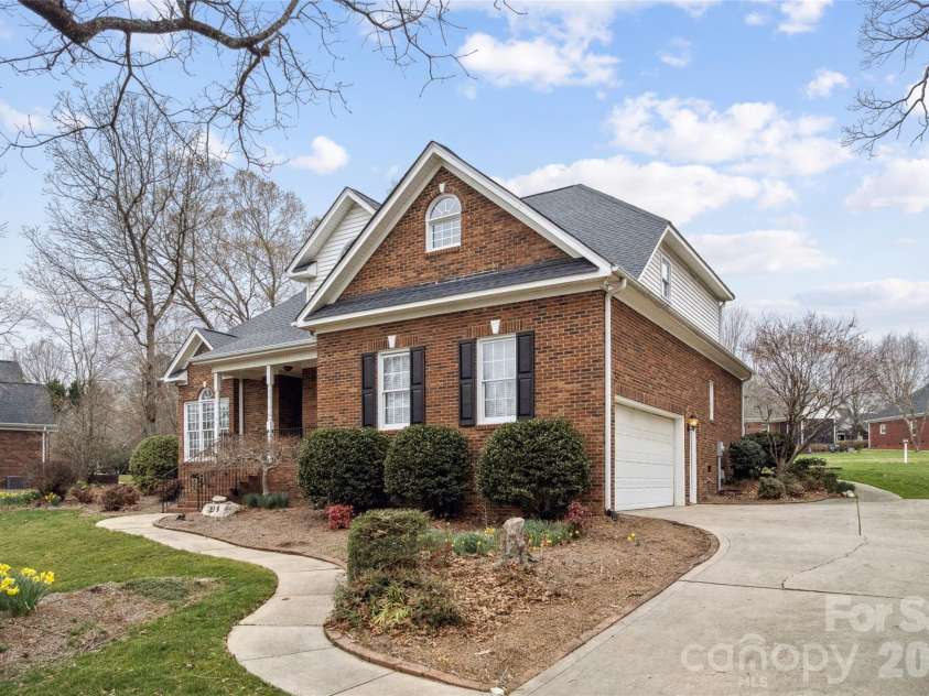 219 Falcon Ridge, Matthews, NC 28104.  MLS# CAR4352730, YatesRealty ID 3257. 