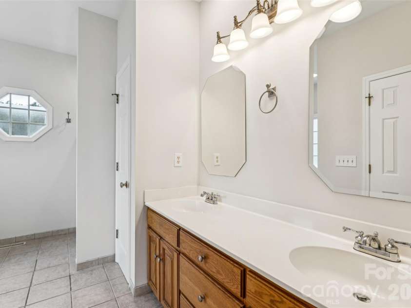 219 Falcon Ridge, Matthews, NC 28104.  MLS# CAR4352730, YatesRealty ID 3257. 