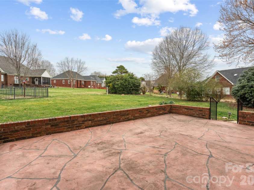 219 Falcon Ridge, Matthews, NC 28104.  MLS# CAR4352730, YatesRealty ID 3257. 