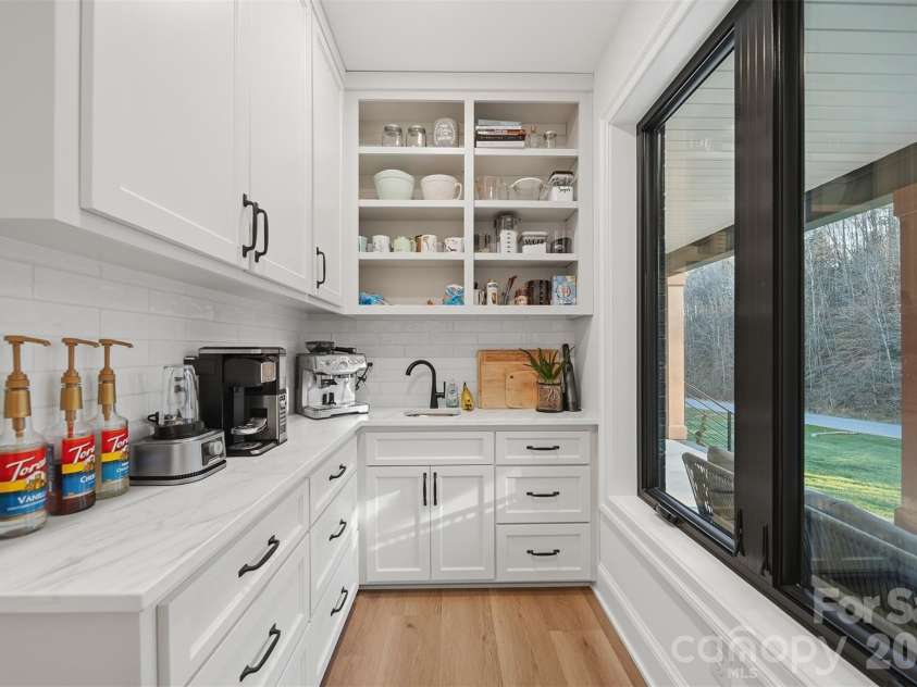 6054 Willowbottom Road, Hickory, NC 28602.  MLS# CAR4336974, YatesRealty ID 3257. 