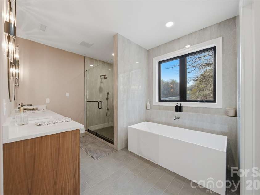 6054 Willowbottom Road, Hickory, NC 28602.  MLS# CAR4336974, YatesRealty ID 3257. 