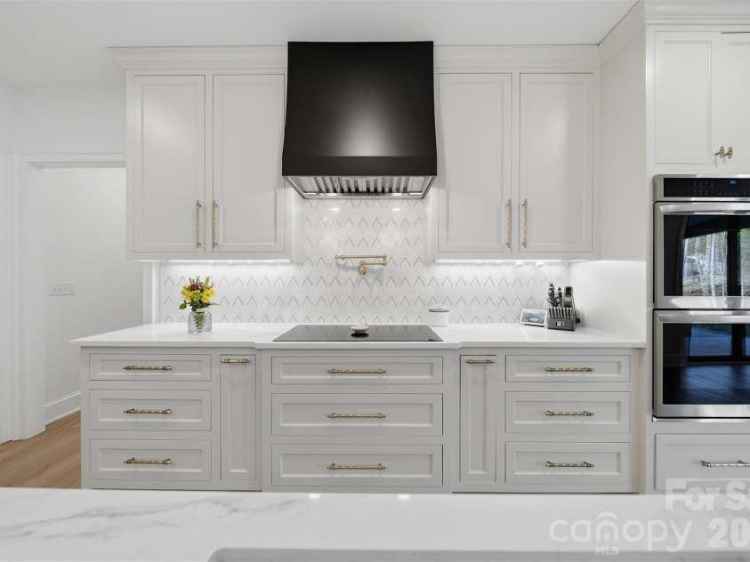 6054 Willowbottom Road, Hickory, NC 28602.  MLS# CAR4336974, YatesRealty ID 3257. 