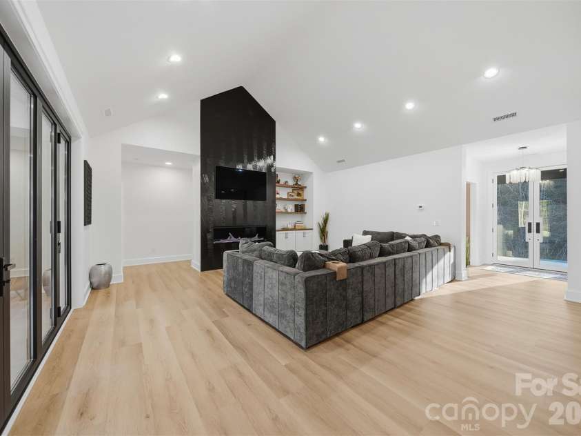 6054 Willowbottom Road, Hickory, NC 28602.  MLS# CAR4336974, YatesRealty ID 3257. 