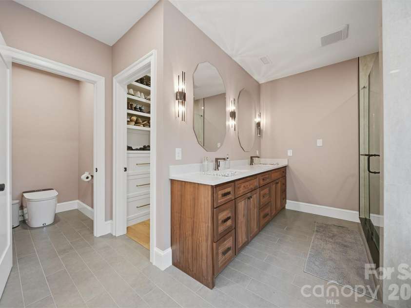 6054 Willowbottom Road, Hickory, NC 28602.  MLS# CAR4336974, YatesRealty ID 3257. 