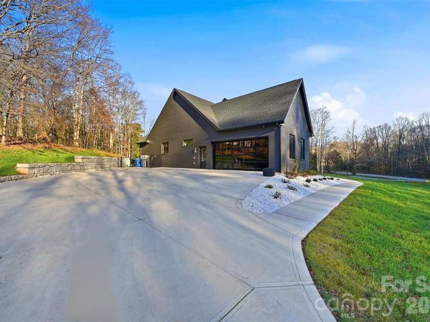 6054 Willowbottom Road, Hickory, NC 28602.  MLS# CAR4336974, YatesRealty ID 3257. 