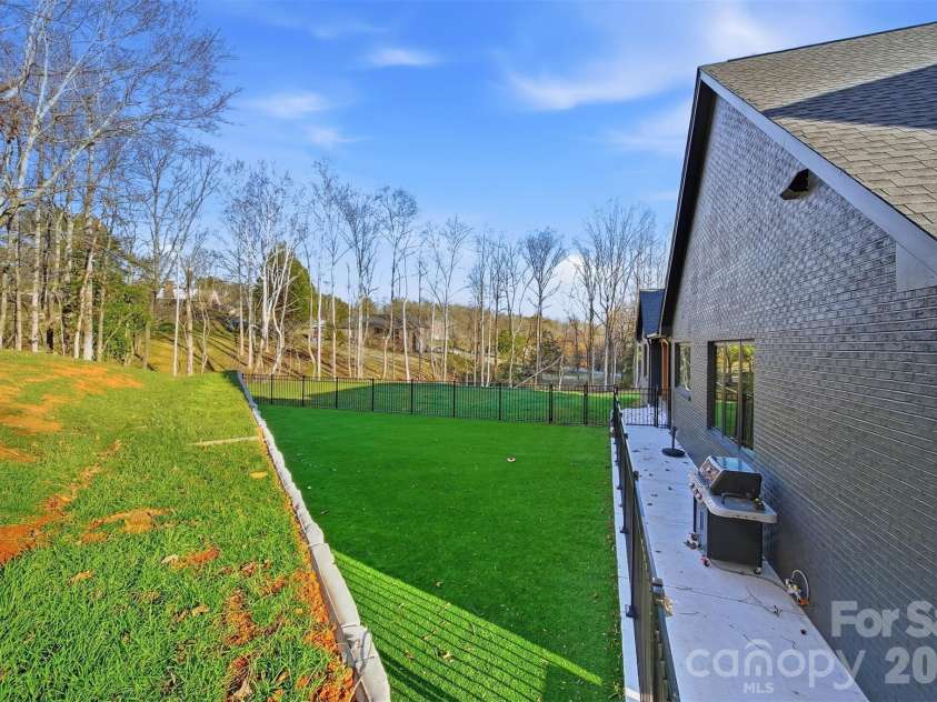 6054 Willowbottom Road, Hickory, NC 28602.  MLS# CAR4336974, YatesRealty ID 3257. 