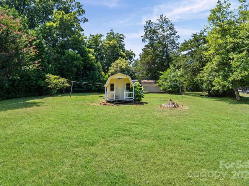 305 Ridge Drive, Mount Holly, NC 28120.  MLS# CAR4285366, YatesRealty ID 32572. 