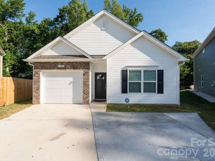 1149 Thayer Glen Court, Charlotte, NC 28213.  MLS# CAR4396847, YatesRealty ID 32573. 