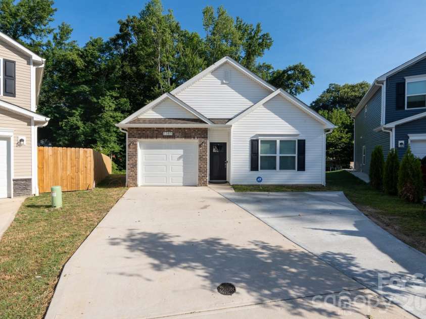 1149 Thayer Glen Court, Charlotte, NC 28213.  MLS# CAR4396847, YatesRealty ID 32573. 