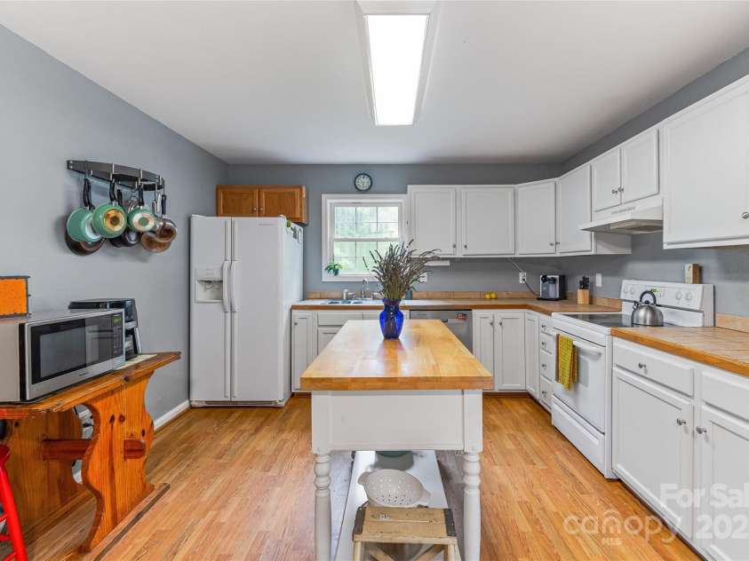 153 Hudson Street, Asheville, NC 28806.  MLS# CAR4288331, YatesRealty ID 32575. 