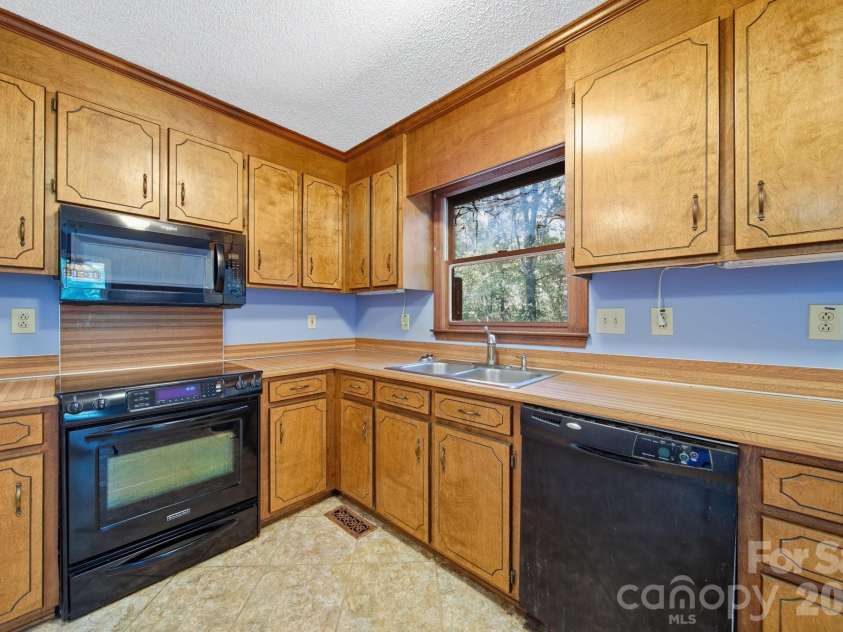 11488 Beagle Street, Midland, NC 28107.  MLS# CAR4397037, YatesRealty ID 32579. Kitchen.