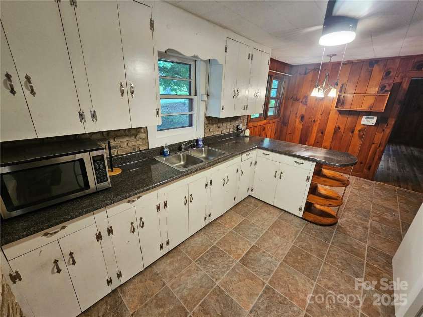 573 Uptons Landing Road, Marion, NC 28752.  MLS# CAR4278162, YatesRealty ID 3258. Kitchen