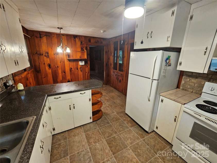 573 Uptons Landing Road, Marion, NC 28752.  MLS# CAR4278162, YatesRealty ID 3258. Kitchen