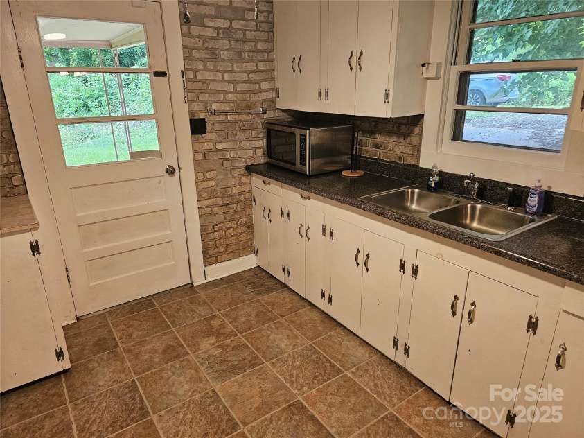 573 Uptons Landing Road, Marion, NC 28752.  MLS# CAR4278162, YatesRealty ID 3258. Kitchen entry