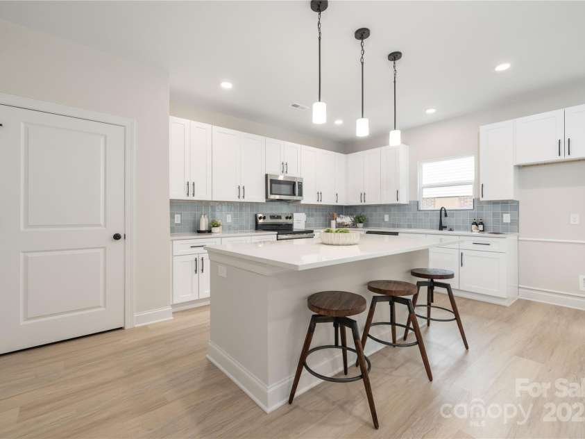 7034 Lakeside Drive, Charlotte, NC 28215.  MLS# CAR4322126, YatesRealty ID 3258. 